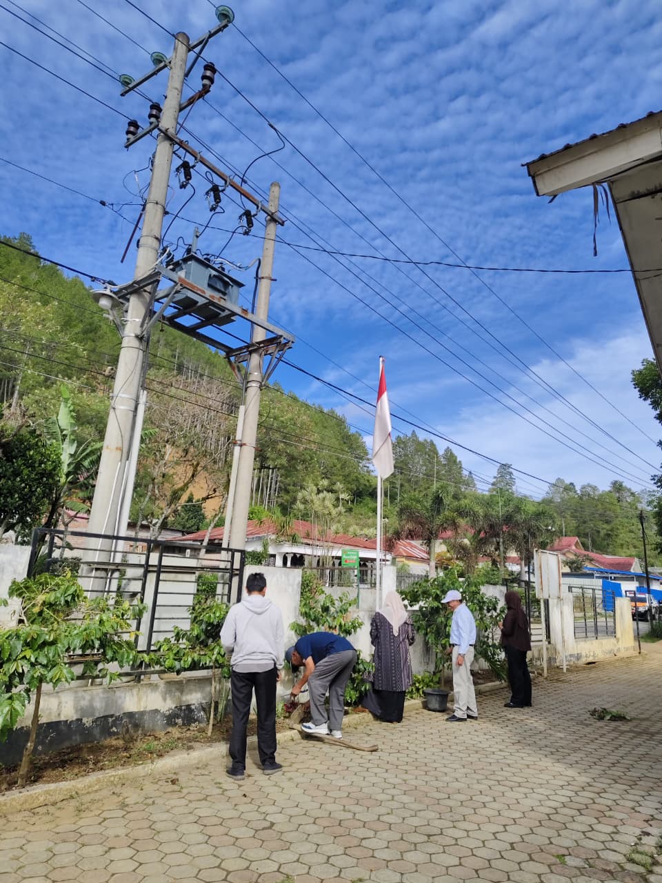 Jumat Bersih Kantor Camat Lut Tawar