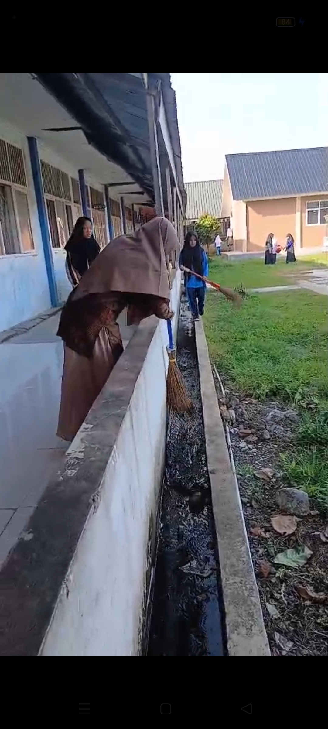 Gotong royong di SMPS 1001 TAKENGON 