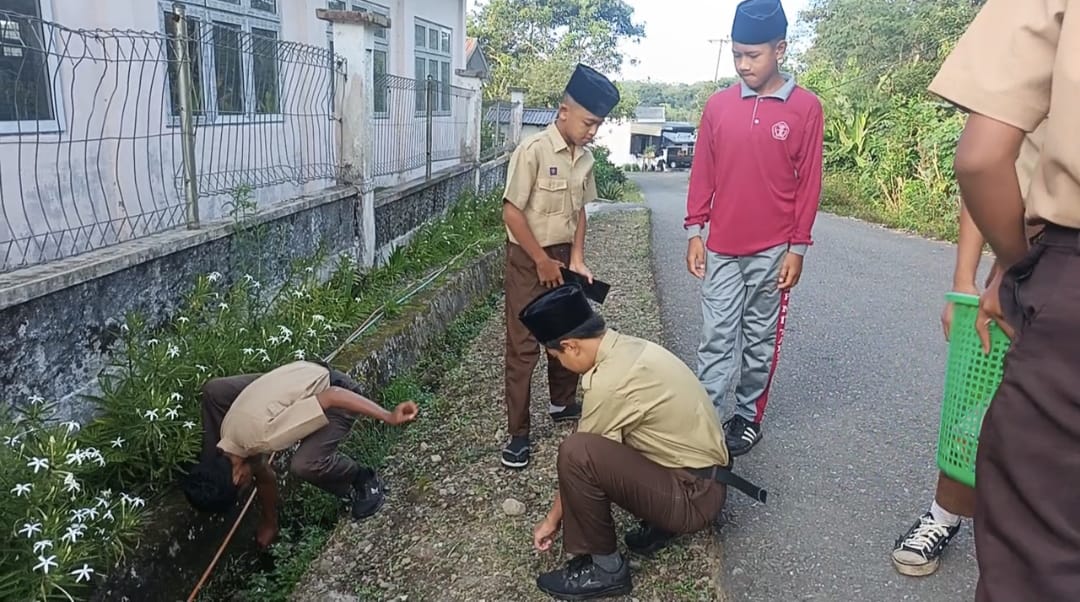 kegitan membersihkan lingkungan sekolah